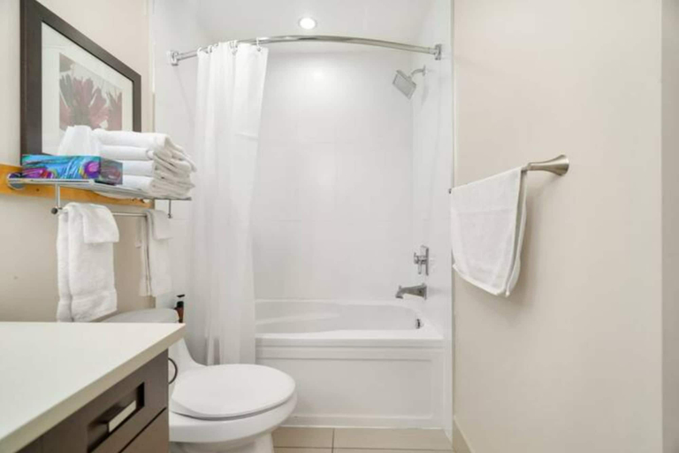 Bathroom 3, Harrison Lake Pets Welcome 3BR Suite, Fraser Valley