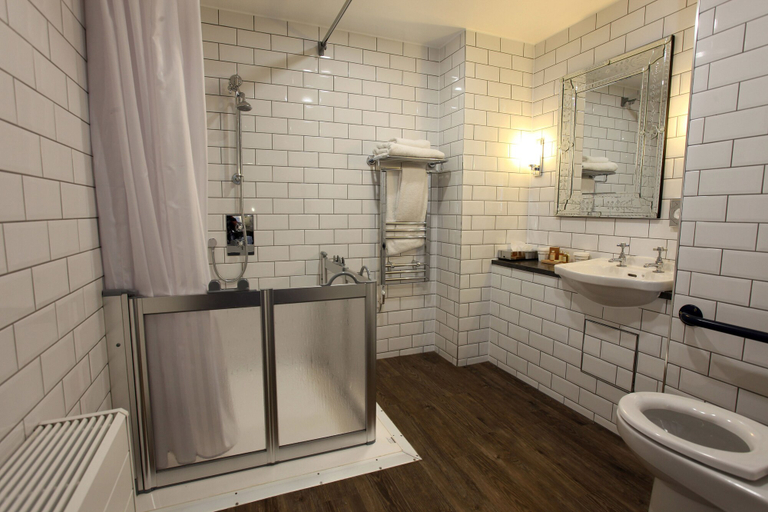 Bathroom 5, DoubleTree by Hilton York, York