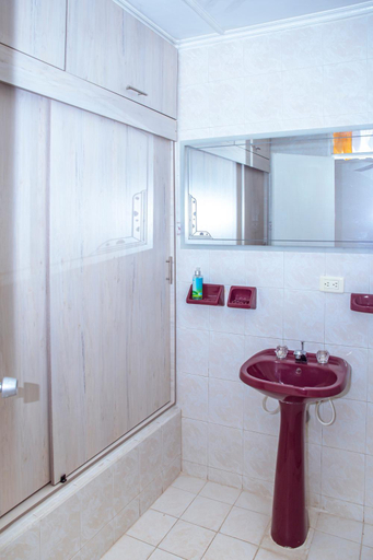 Bathroom 5, Aqui me quedo, Cartagena de Indias