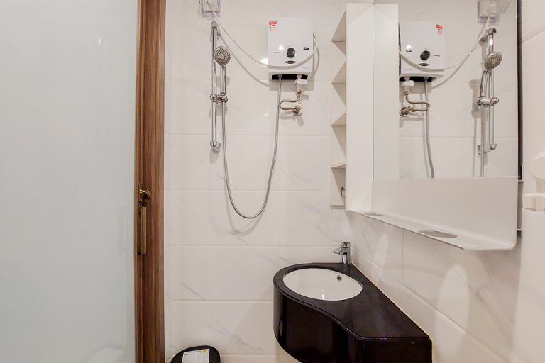 Bathroom 5, Relaxing Studio at Sky House Alam Sutera Apartment By Travelio, Tangerang