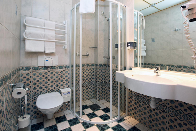 Bathroom 18