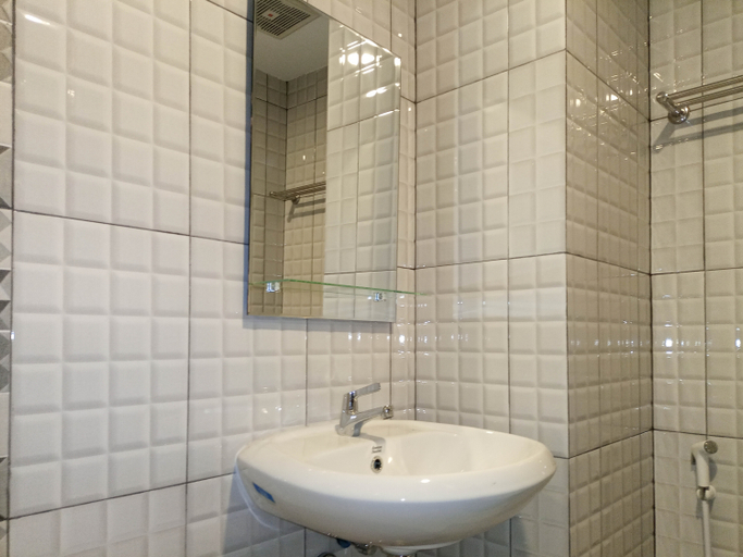 Bathroom 5, Brand New Studio at De Prima Apartment By Travelio, Medan
