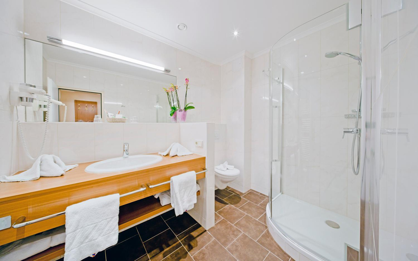 Bathroom 2, Vergeiner's Hotel Traube, Lienz