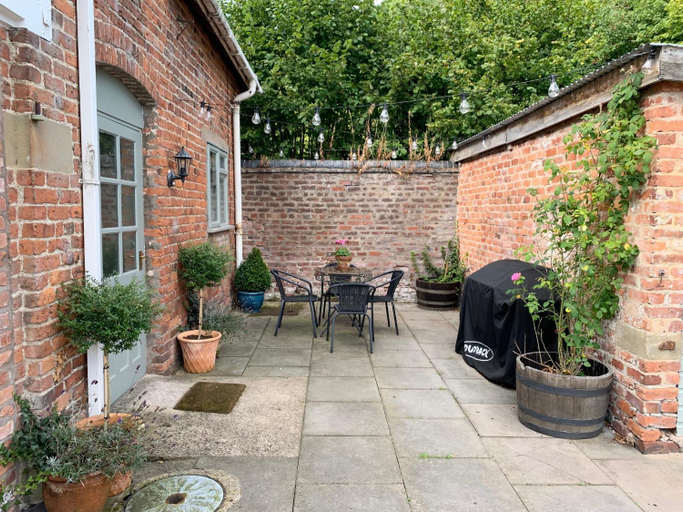 Others 5, The Little Coach House in Wales, Powys