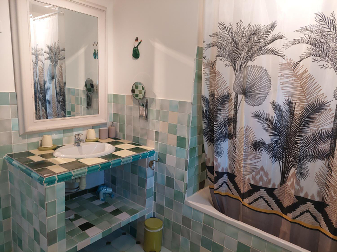 Bathroom 2, Mas des Cigognes, Vaucluse