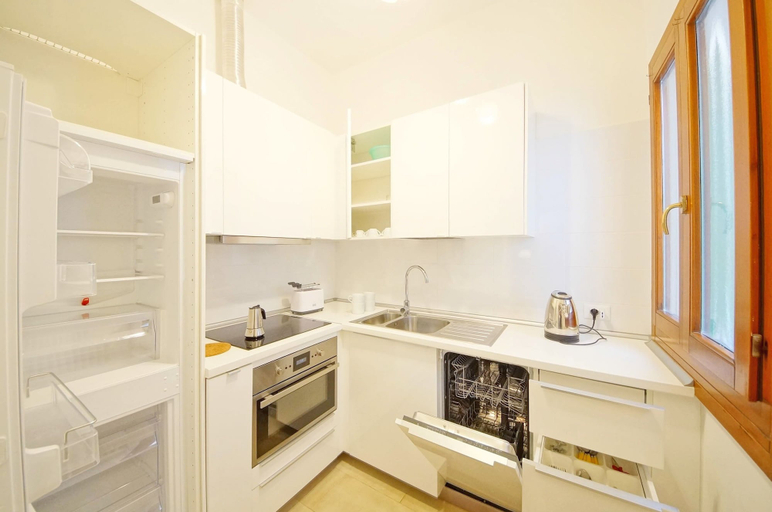Private kitchen 3, Dolcevita Apartments N. 499, Venezia