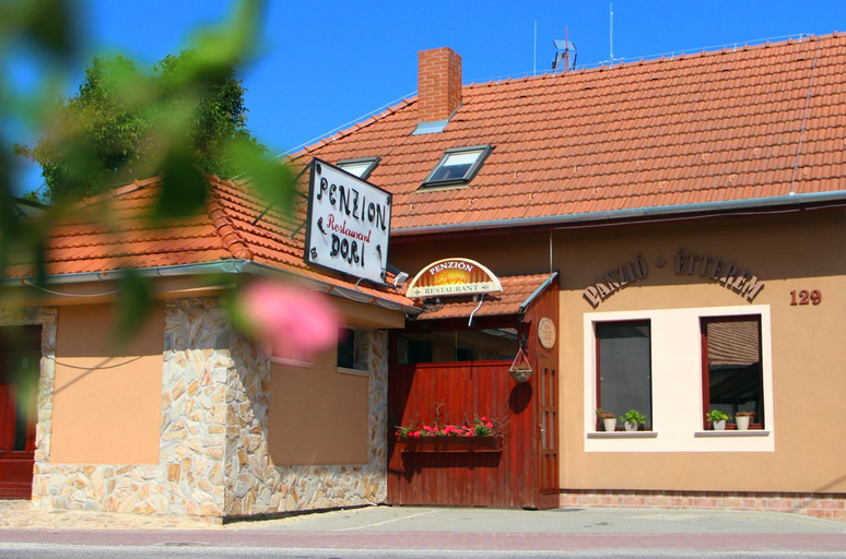 Others 4, Penzion Dori, Šala