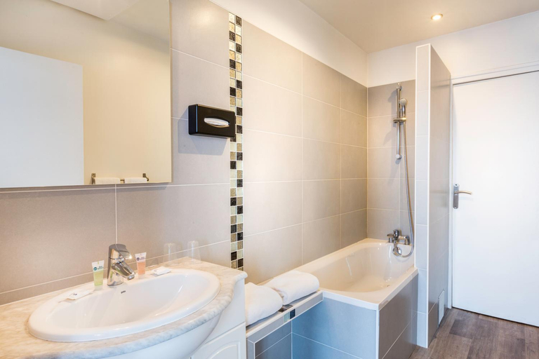 Bathroom 5, Best Western Hotel Centre Reims, Marne