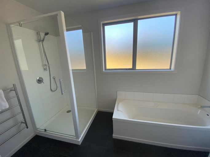 Bathroom 3, Macaulay House, Mackenzie