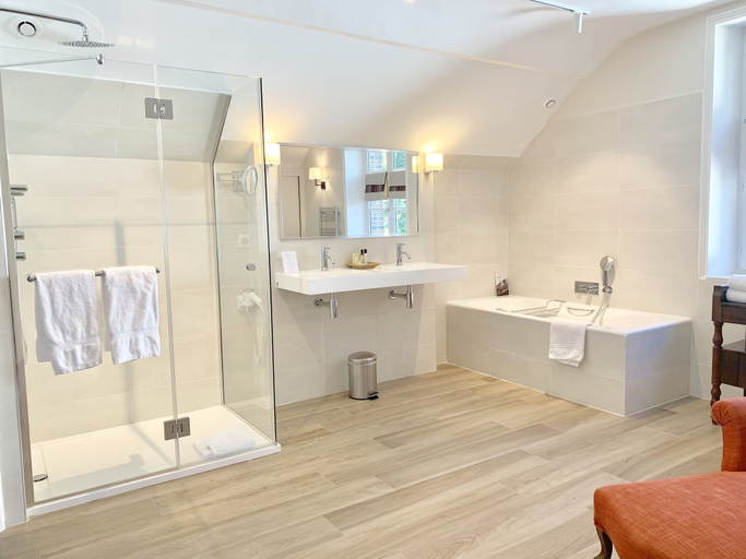 Bathroom 4, Domaine de la Tortiniere, Indre-et-Loire