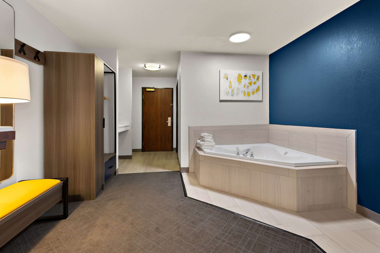 Bedroom 4, Comfort Inn & Suites Fremont, Sandusky