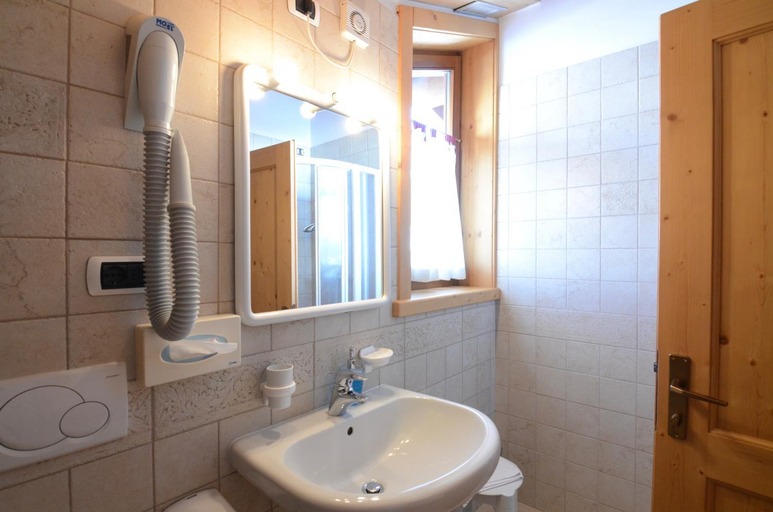 Bathroom 3, Albergo Alpenrose, Sondrio