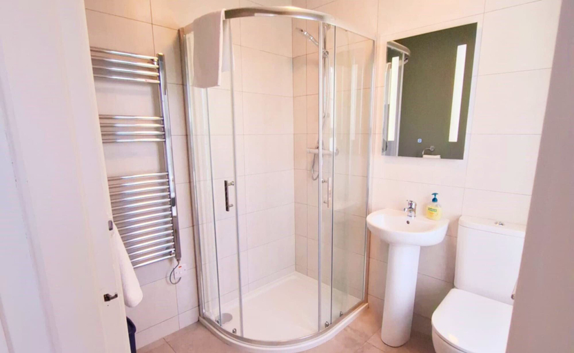 Bathroom 4, Dingle Harbour Cottages