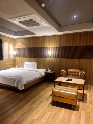 Bedroom 4, New Castle, Gyeyang