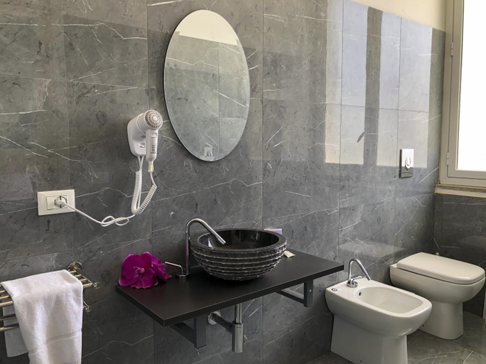 Bathroom 5, Regina Margherita, Syracuse