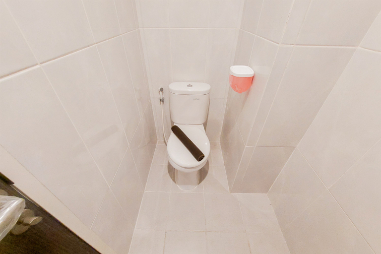 Bathroom 5, Compact and Tidy Studio at Serpong Garden Apartment By Travelio, Tangerang