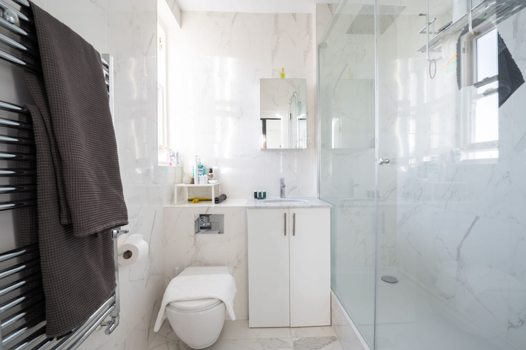 Bathroom 3, Bright Belgravia Home by Underthedoormat, London
