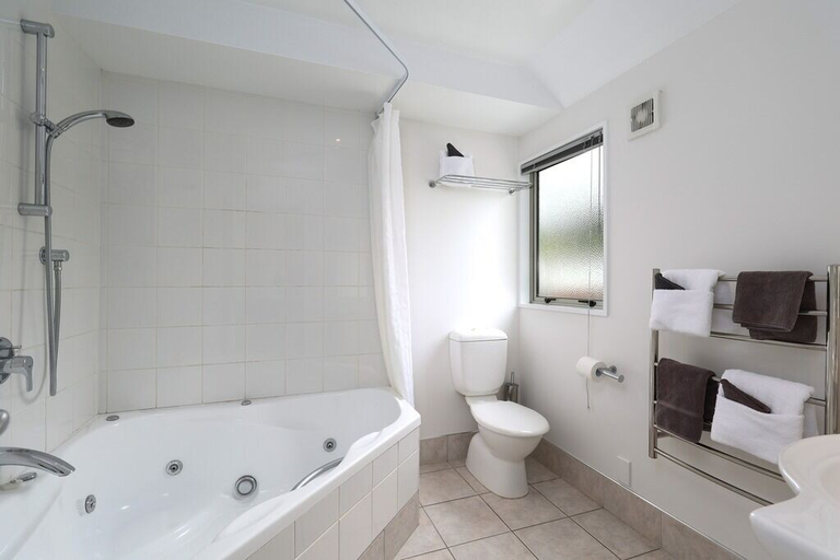 Bathroom 3, Chelsea Park Motor Lodge Nelson, Nelson