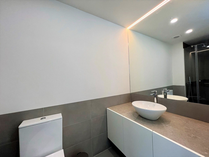 Bathroom 2, Faro Design 1 by Homing, Faro