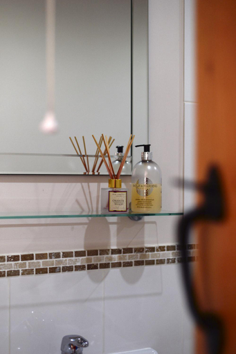 Bathroom 1, The Red Lion, Barn Accommodation, Northamptonshire