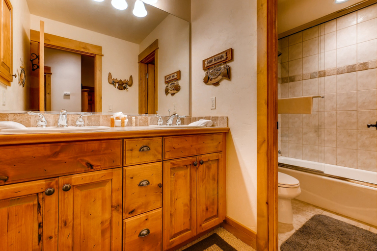 Bathroom 4, EagleRidge Lodge & Townhomes, Routt
