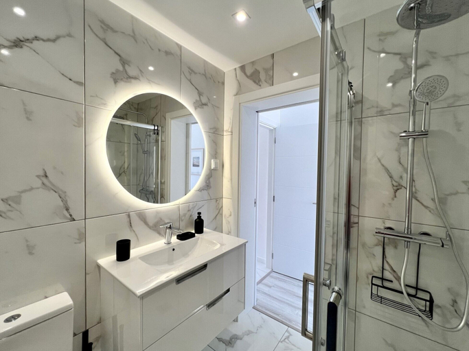 Bathroom 3, Faro Deluxe by Homing, Faro