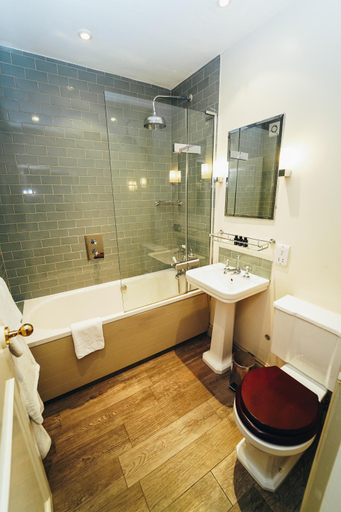Bathroom 4, The George, Derbyshire