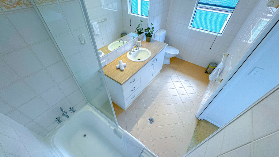 Bathroom 2, Villa Royale, Cairns