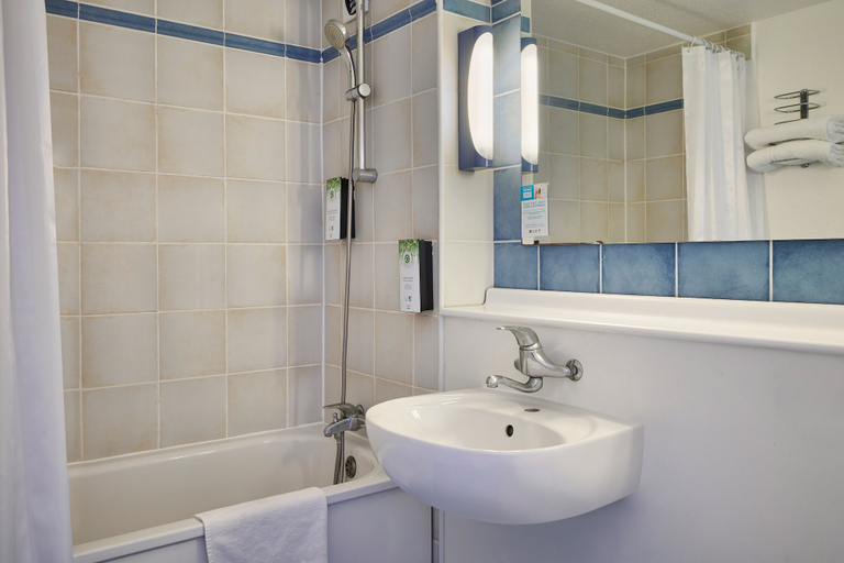 Bathroom 5, Kyriad Direct Saint Dizier, Haute-Marne