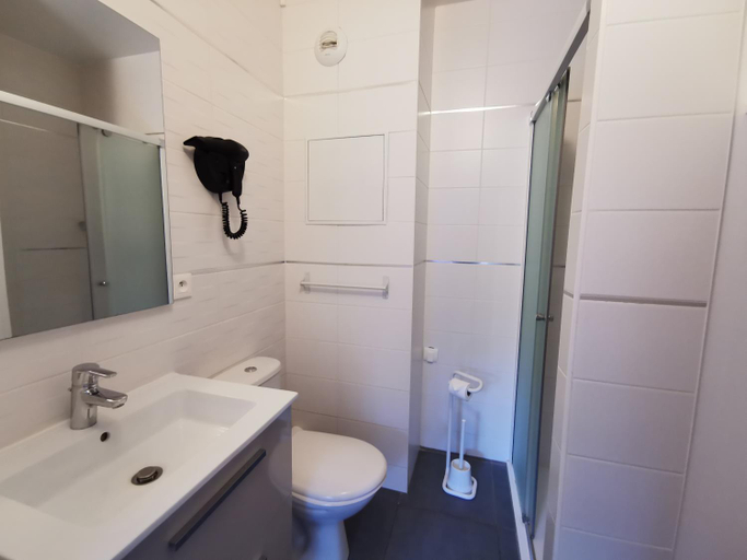 Bathroom 3, Residence Oceane, Essonne