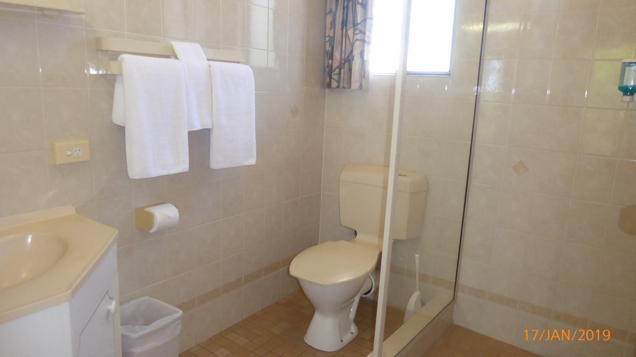 Bathroom 3, Tower Court Motel, Hervey Bay - Pt A