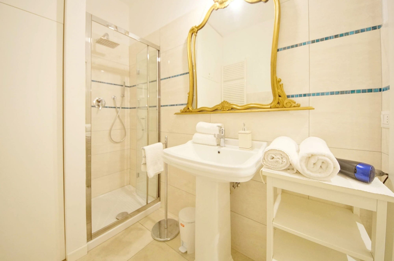 Bathroom 5, Dolcevita Apartments N. 499, Venezia
