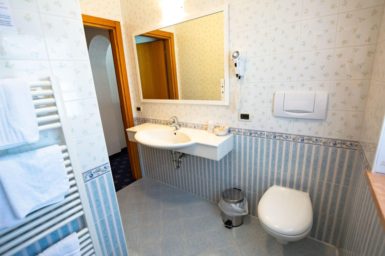 Bathroom 3, Nes Crepes, Trento