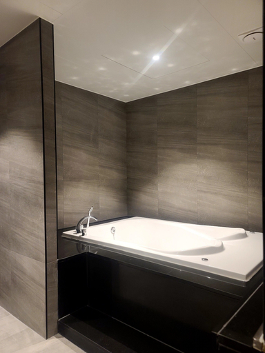 Bathroom 5, New Castle, Gyeyang