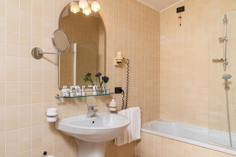 Bathroom 2, Soave Roxy Apartments, Verona