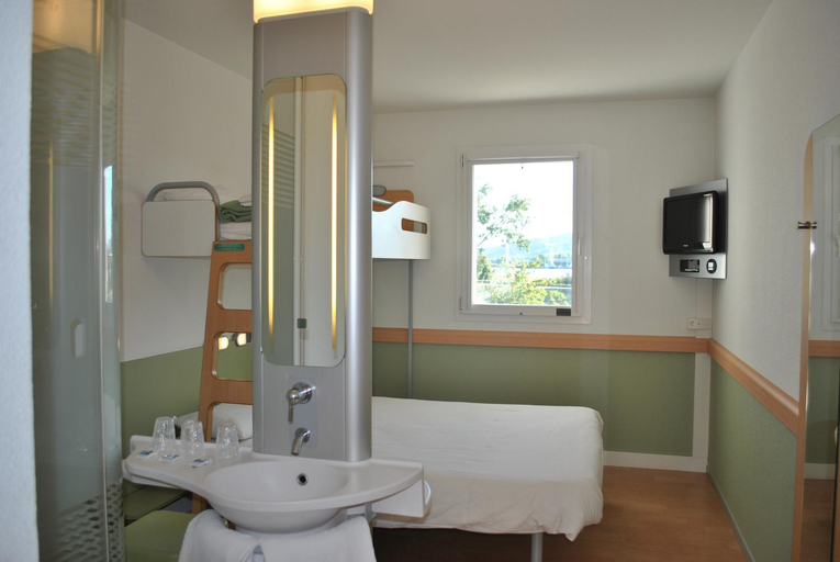 Bathroom 4, ibis budget Loriol Le Pouzin, Ardèche