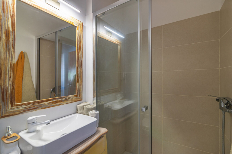 Bathroom 4, Faro Airport Flat 3 by Homing, Faro