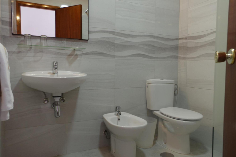 Bathroom 3, Hotel Valencia, Las Palmas