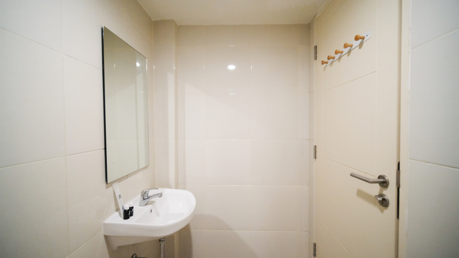 Bathroom 5, Homey Studio at Orchard Supermall Mansion Apartment By Travelio, Surabaya