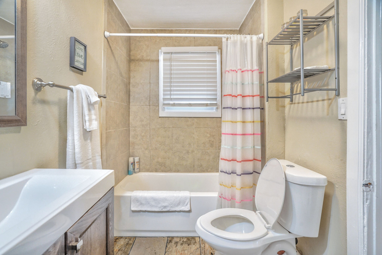 Bathroom 3, Cowboy Cabin, El Paso