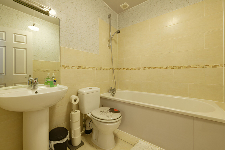 Bathroom, White Tulip Central 3bedroom Duplex Loft, Sefton