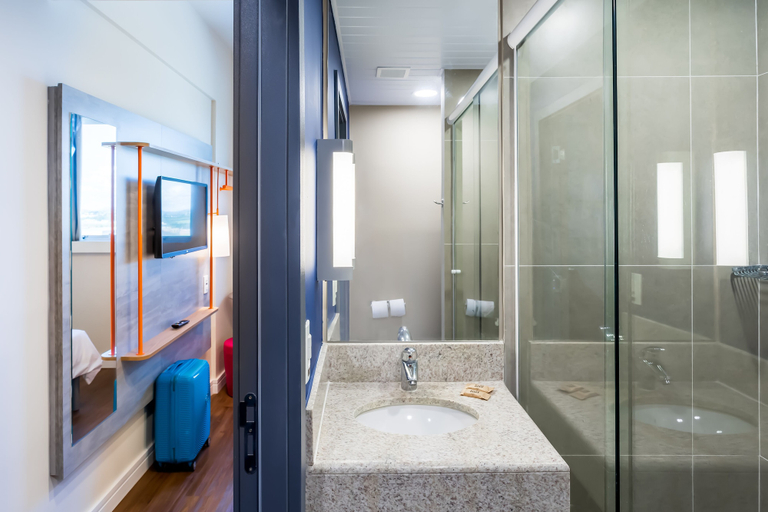 Bathroom 5, Ibis Budget Pindamonhangaba, Pindamonhangaba