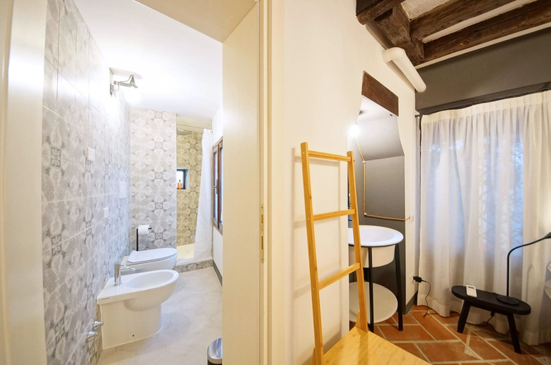 Bathroom 5, Dolcevita Apartments N. 495, Venezia