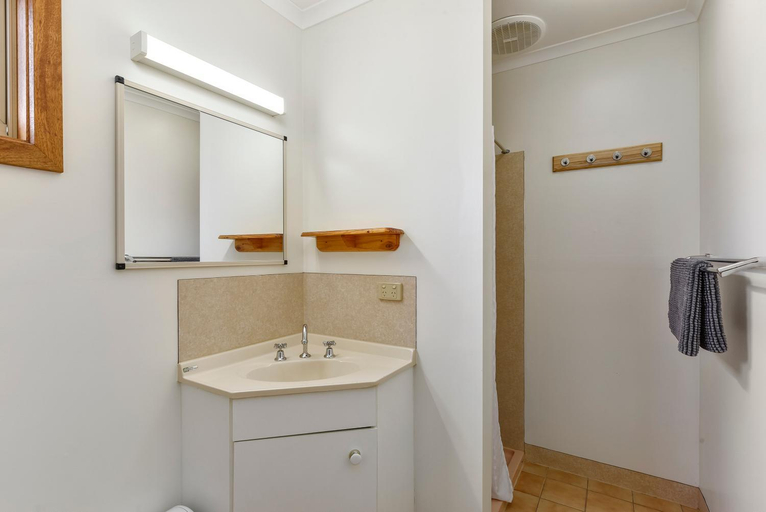 Bathroom 3, Millicent Hillview Caravan Park, Wattle Range  - West