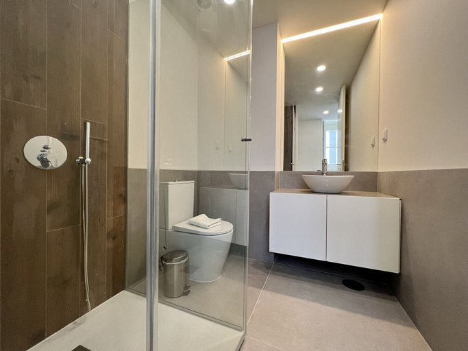 Bathroom 2, Faro Design 7 by Homing, Faro