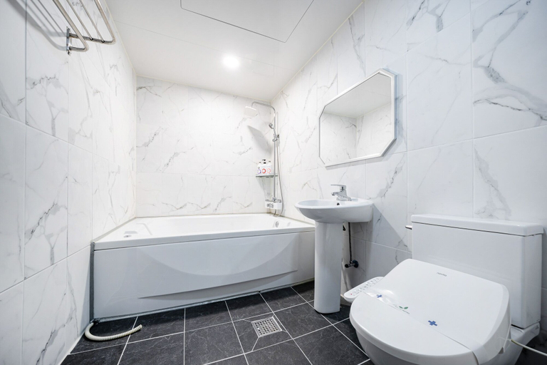 Bathroom 4, Hotel New Evergreen, Muan