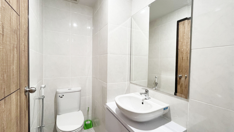 Bathroom 5, Good Choice Studio at Delft Ciputra Makassar Apartment By Travelio, Gowa