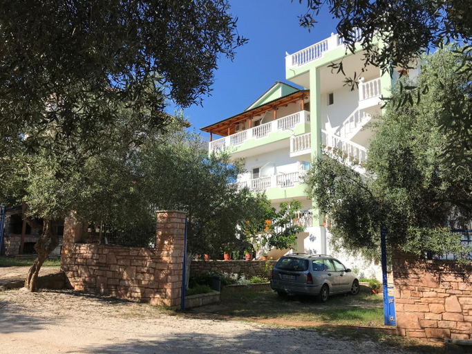 Entrance 5, Villa Roku, Sarandës