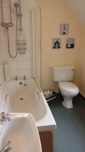 Bathroom 2, Benslow Music Historic Stay in Hitchin, Hertfordshire