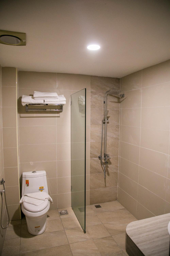 Bathroom 4, APPLE Suites Hotel, Manjung
